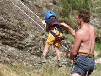 Klimmen en abseilen voor kinderen in de pyreneeen